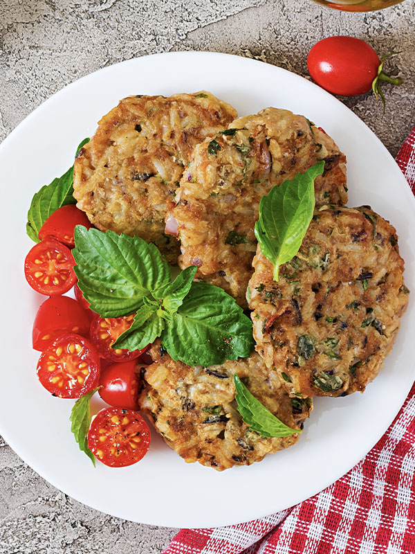 Imagen de Croquetas de arroz y aceitunas con guarnición